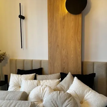 Family & Business Premium No1 - 1 Bedroom With Private Jacuzzi, Balcony, Parking * ורשה
