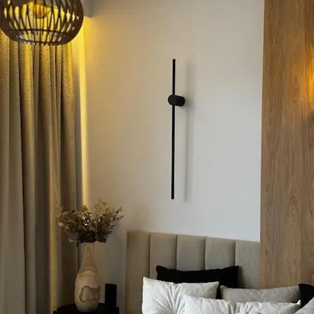 Family & Business Premium No1 - 1 Bedroom With Private Jacuzzi, Balcony, Parking דירה ורשה