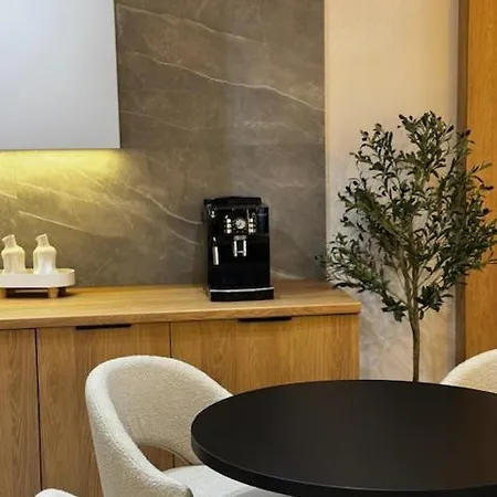 Family & Business Premium No1 - 1 Bedroom With Private Jacuzzi, Balcony, Parking דירה *
