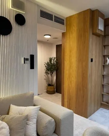 Family & Business Premium No1 - 1 Bedroom With Private Jacuzzi, Balcony, Parking דירה