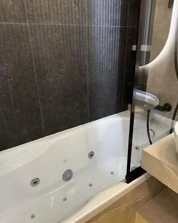 Family & Business Premium No1 - 1 Bedroom With Private Jacuzzi, Balcony, Parking Lägenhet