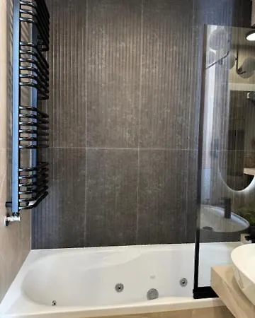 Lägenhet Family & Business Premium No1 - 1 Bedroom With Private Jacuzzi, Balcony, Parking *