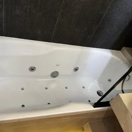 Apartment Family & Business Premium No1 - 1 Bedroom With Private Jacuzzi, Balcony, Parking