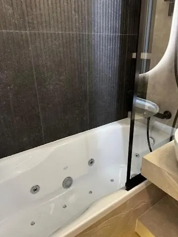 Family & Business Premium No1 - 1 Bedroom With Private Jacuzzi, Balcony, Parking Διαμέρισμα