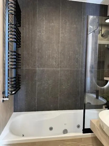 Διαμέρισμα Family & Business Premium No1 - 1 Bedroom With Private Jacuzzi, Balcony, Parking *