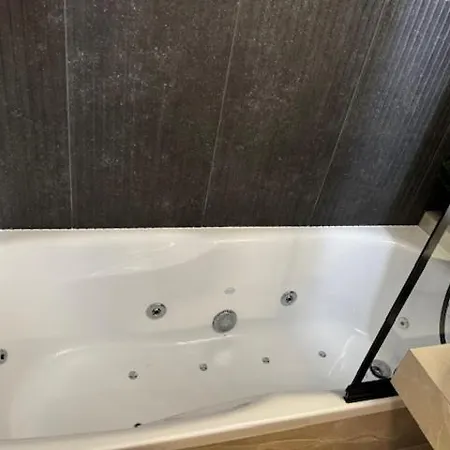 Family & Business Premium No1 - 1 Bedroom With Private Jacuzzi, Balcony, Parking Warschau
